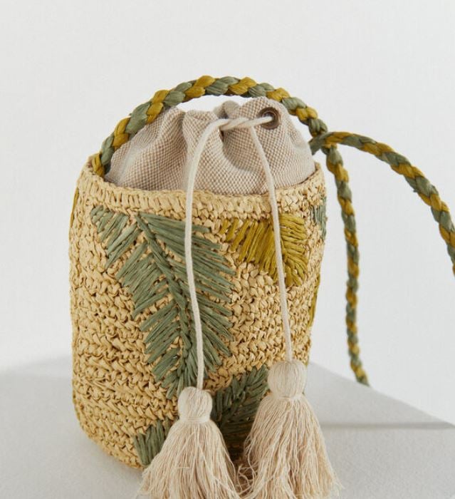 El bolso redondo de rafia de Women'Secret para un outfit de blanco