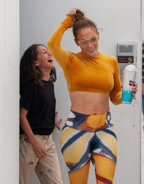 Jennifer Lopez y Emme ri&eacute;ndose / Gtres