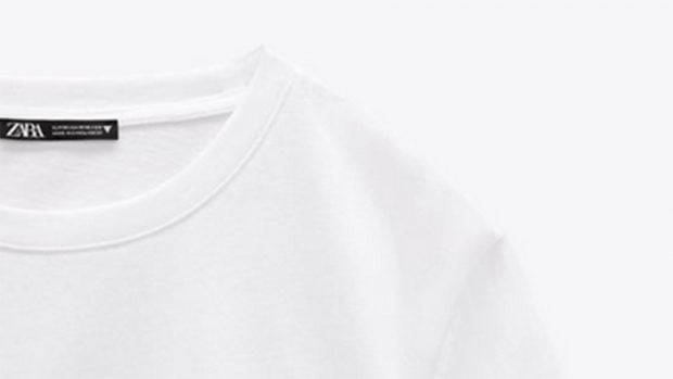 Camiseta blanca de Zara con la etiqueta del tri&aacute;ngulo / Zara