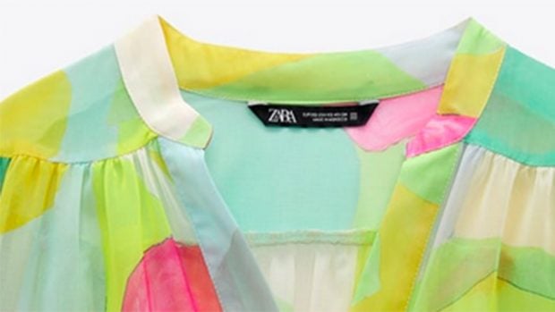 Blusa de colores de gasa de Zara con la etiqueta del cuadrado / Zara