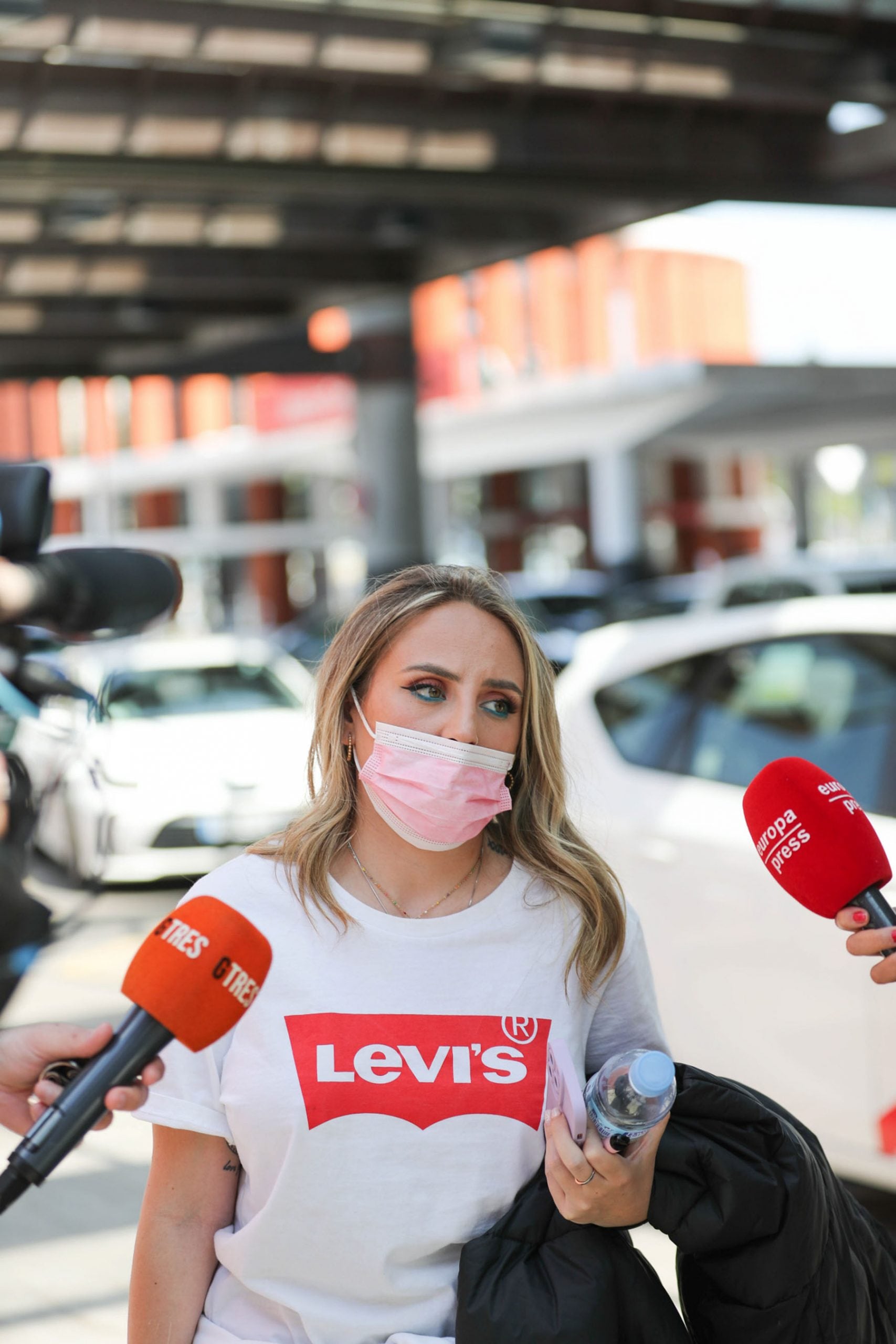 Roc&iacute;o Flores, atendiendo a la prensa / Gtres