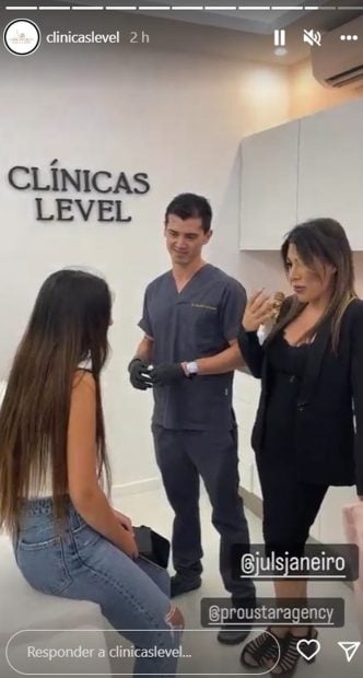 Julia Janeiro retoc&aacute;ndose los labios / Instagram