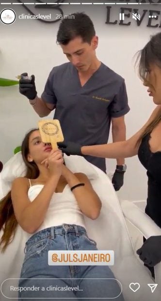 Julia Janeiro retoc&aacute;ndose los labios / Instagram