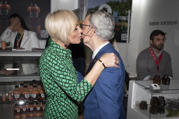 Ana Mar&iacute;a Ald&oacute;n y Ortega Cano d&aacute;ndose un beso / Gtres