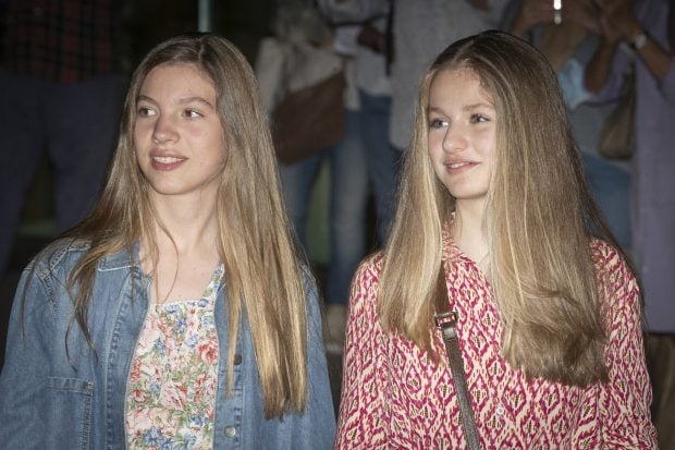 La princesa Leonor y la infanta Sof&iacute;a en el teatro / Gtres
