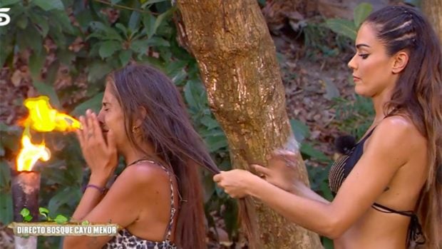 Anabel Pantoja se corta el pelo en 'Supervivientes' entre l&aacute;grimas / Telecinco