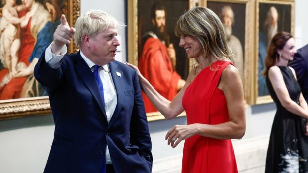 Bego&ntilde;a G&oacute;mez junto a Boris Jhonson en el museo del Prado / Gtres