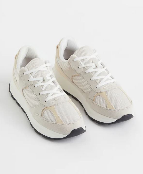 Las zapatillas de H&M beige que están rebajadas y aún hay en todos los números