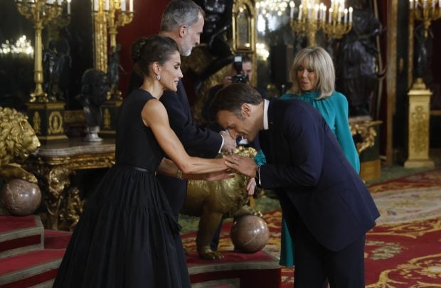 Letizia y Emmanuel Macron salud&aacute;ndose / Gtres