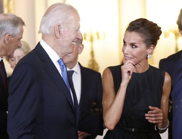 Letizia y Joe Biden ri&eacute;ndose / Gtres