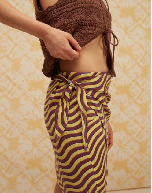 La falda pareo de Natura con estampado geométrico para tomar un mojito en la playa
