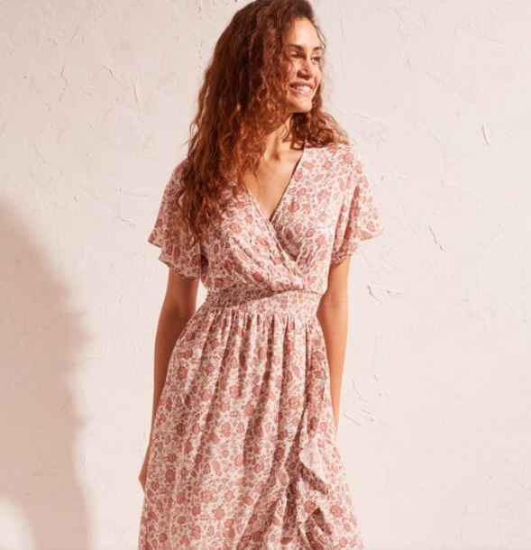 El vestido midi de Women'Secret que queda genial a las chicas altas