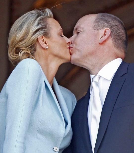 Alberto y Charlene de M&oacute;naco bes&aacute;ndose / Gtres
