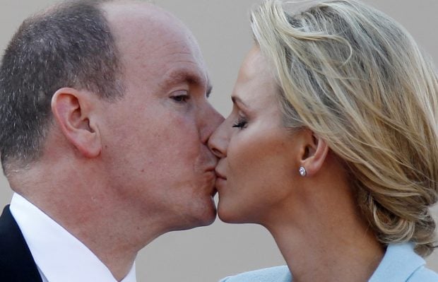 Alberto y Charlene de M&oacute;naco bes&aacute;ndose / Gtres