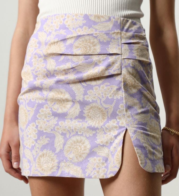 La falda estampada de Lefties con abertura para tu pr&oacute;ximo look de fiesta