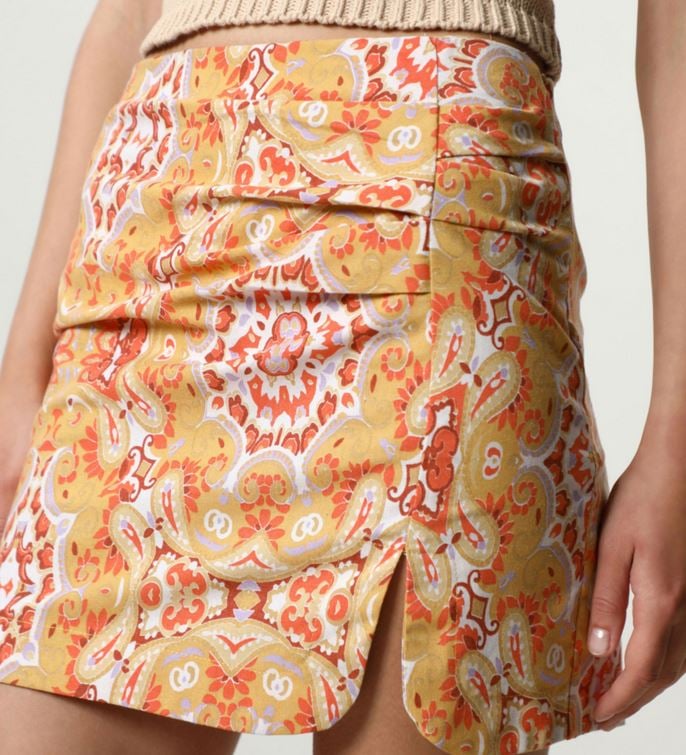 La falda estampada de Lefties con abertura para tu pr&oacute;ximo look de fiesta