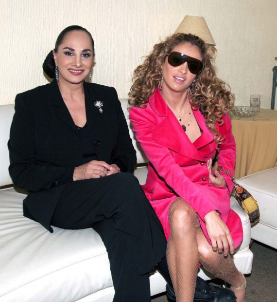 Susana Dosamantes y Paulina Rubio posando / Gtres