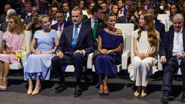 Sus Majestades junto a sus hijas, la Princesa Leonor y la Infanta Sof&iacute;a / Gtres