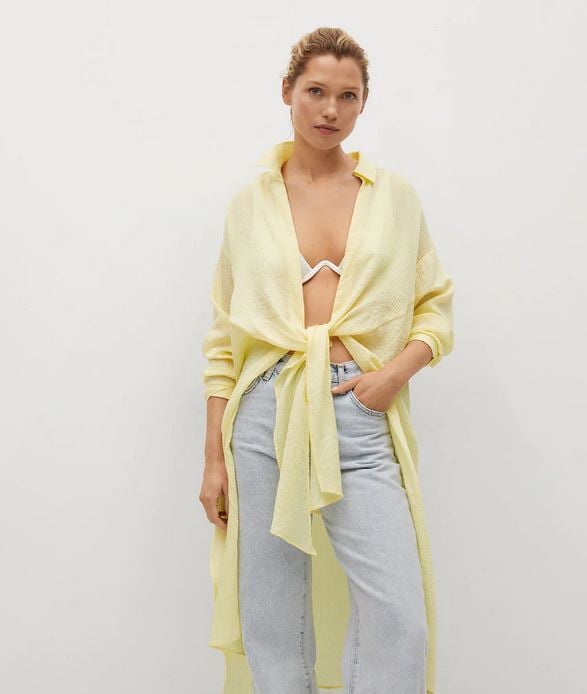 La camisa de Mango Outlet para llevar con un ba&ntilde;ador y disfrutar de un d&iacute;a de playa