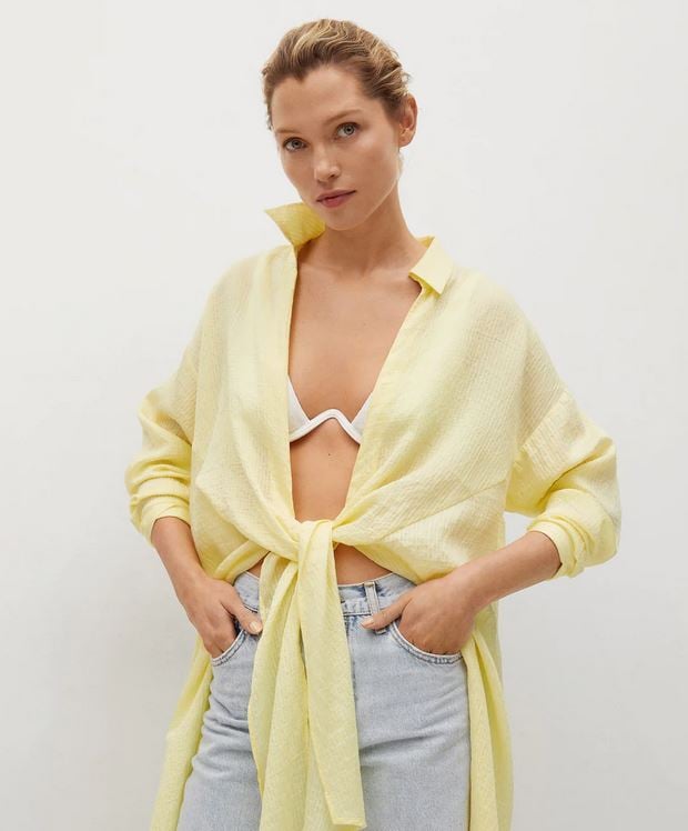La camisa de Mango Outlet para llevar con un ba&ntilde;ador y disfrutar de un d&iacute;a de playa