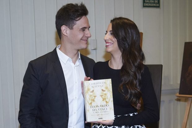 Almudena Cid y Christian Gálvez sonriendo