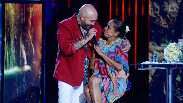 Kiko Rivera e Isabel Pantoja abraz&aacute;ndose / Gtres