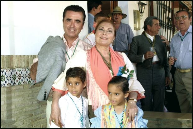 Ortega Cano y Roc&iacute;o Jurado posando con sus hijos / Gtres