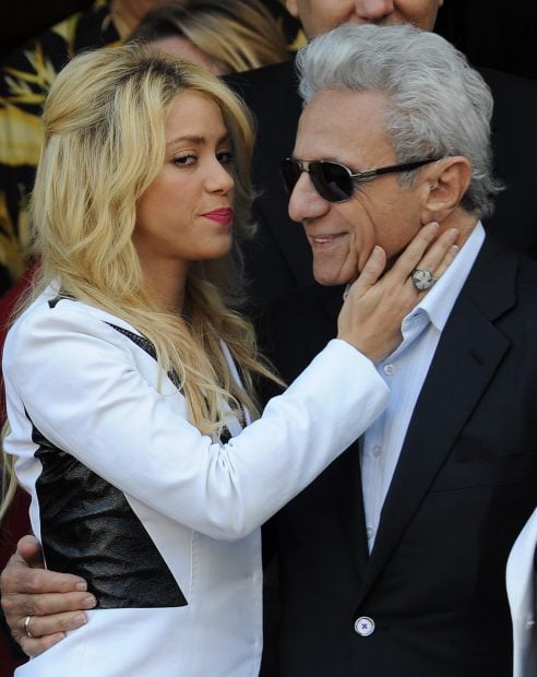 Shakira y su padre abraz&aacute;ndose / Gtres