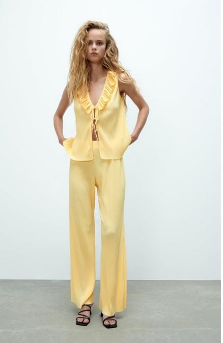 La camisa plisada de Zara id&oacute;nea para un evento informal