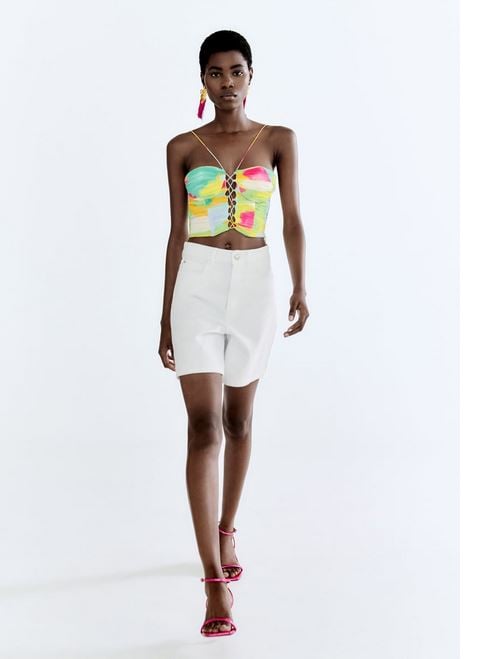 El top colorido de Zara que es ideal para llevar con bermudas blancas