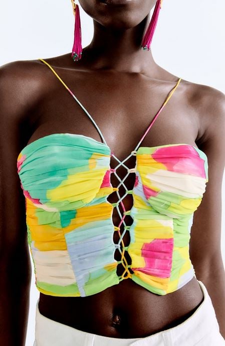 El top colorido de Zara que es ideal para llevar con bermudas blancas