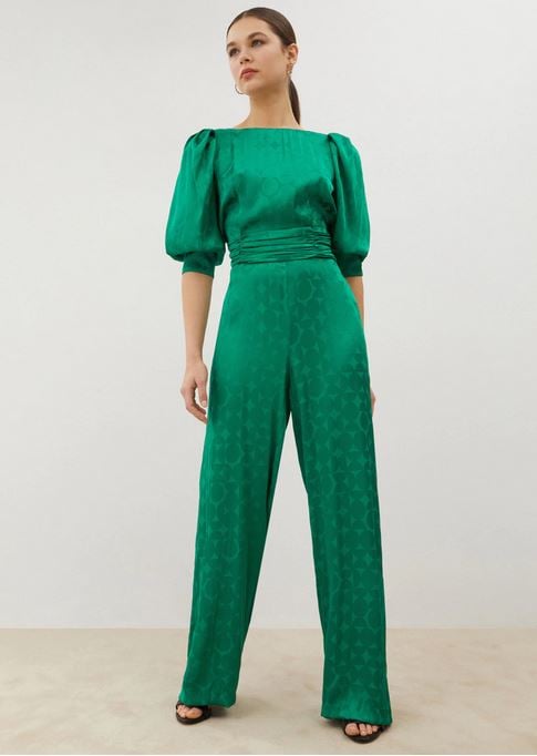 Elegante, en color verde botella y con tejido en relieve. Es el mono de F&oacute;rmula Joven, de El Corte Ingl&eacute;s que te vas a poner para ser la mejor invitada al evento.