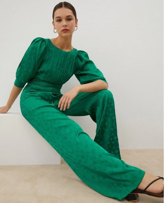 Elegante, en color verde botella y con tejido en relieve. Es el mono de F&oacute;rmula Joven, de El Corte Ingl&eacute;s que te vas a poner para ser la mejor invitada al evento.
