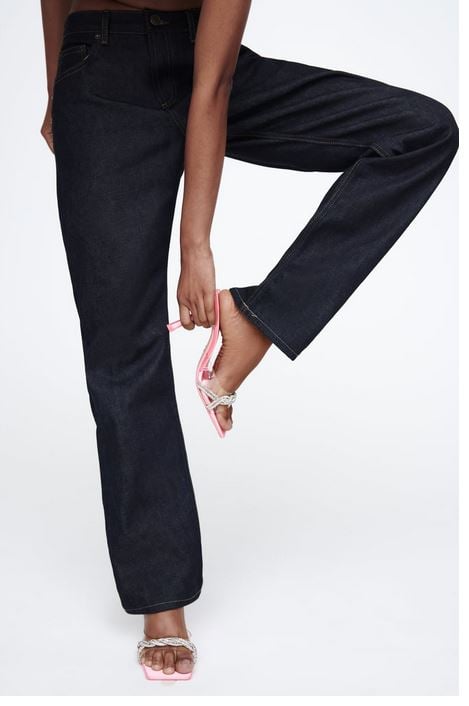 Las sandalias de vinilo y brillos de Zara que vas a amar cuando las veas