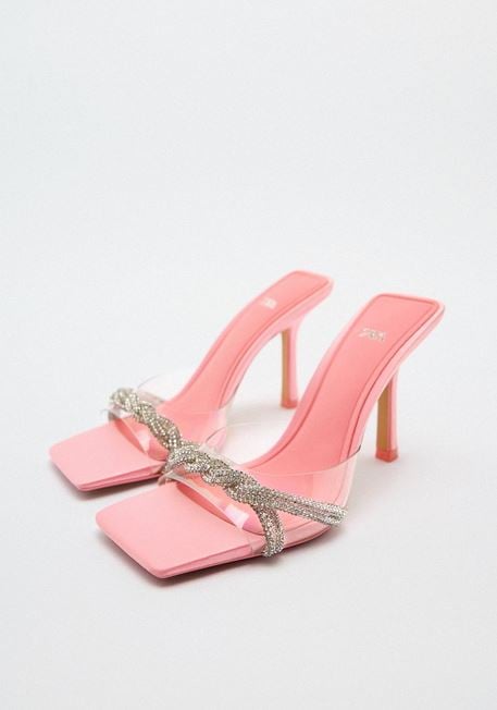 Las sandalias de vinilo y brillos de Zara que vas a amar cuando las veas