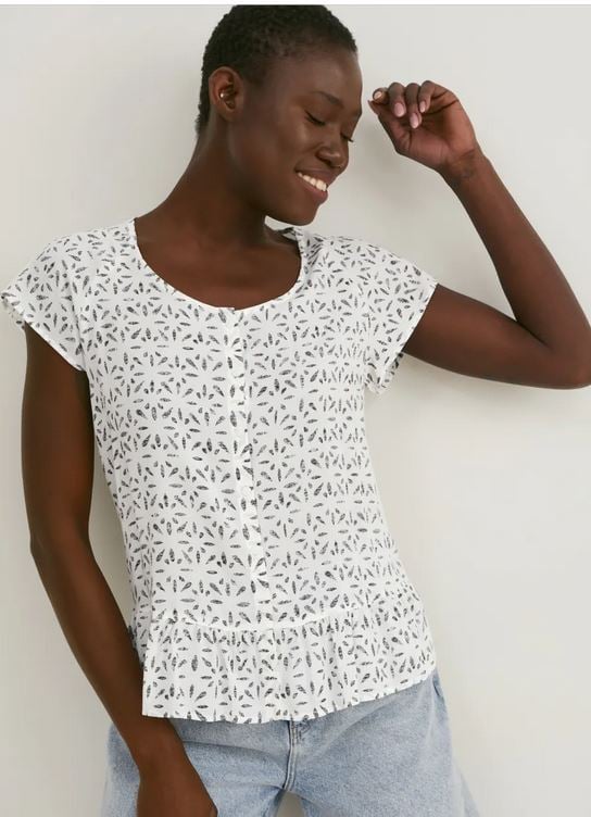 El pack de dos blusas de C&A en blanco y azul oscuro para poder combinar con jeans