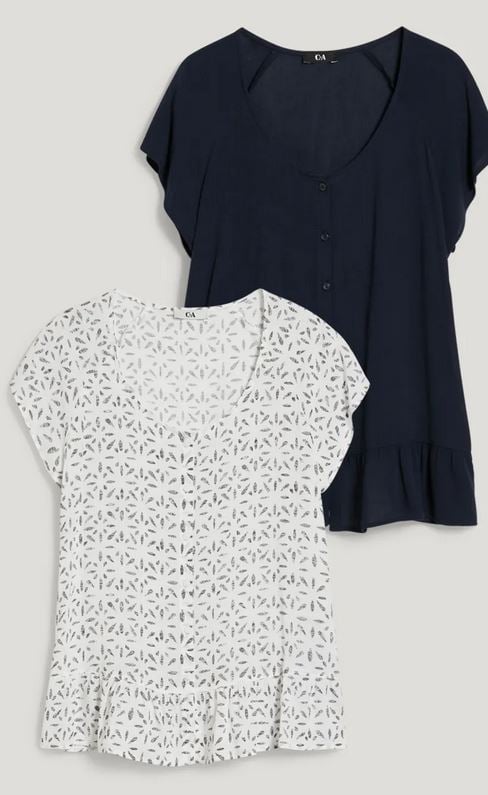 El pack de dos blusas de C&A en blanco y azul oscuro para poder combinar con jeans