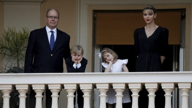Alberto y Charlene de M&oacute;naco con sus hijos / Gtres