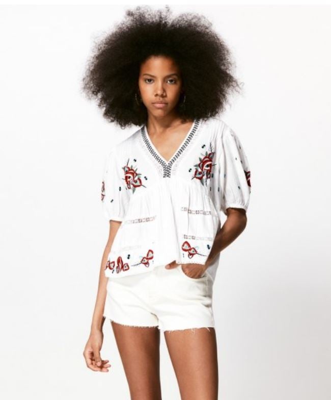 La camiseta bordada de manga corta de Sfera perfecta para esconder la barriga