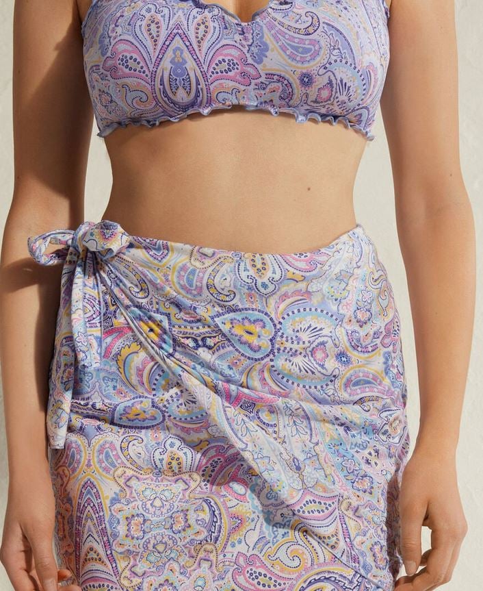 El pareo cruzado de Calzedonia que querr&aacute;s con flores hawaianas