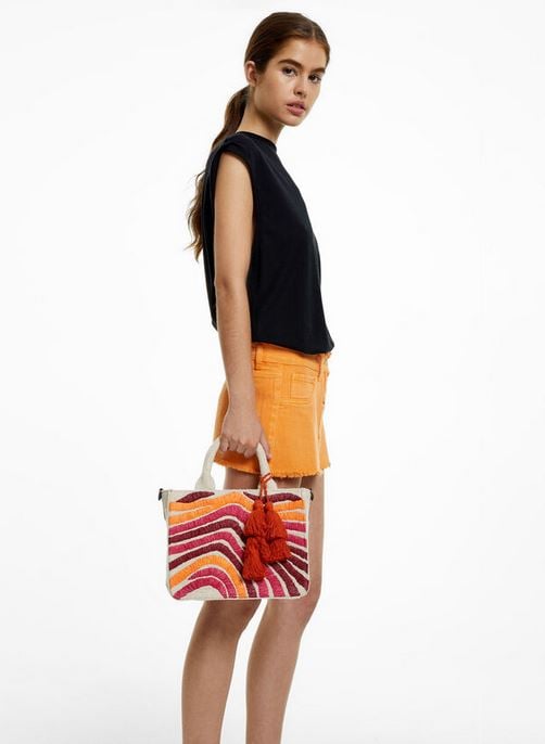 El bolso de rafia con colores vivos de Parfois ideal para una noche de pel&iacute;cula