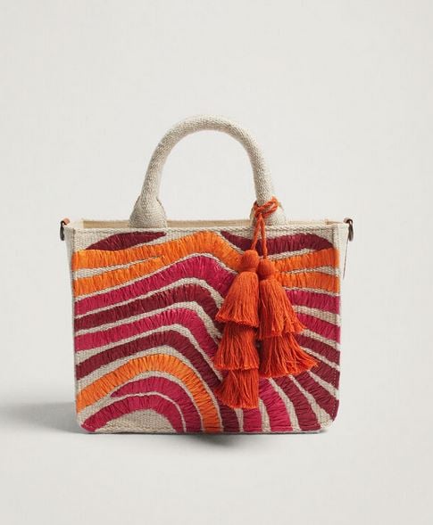 El bolso de rafia con colores vivos de Parfois ideal para una noche de pel&iacute;cula
