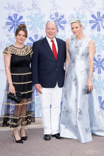 El pr&iacute;ncipe Alberto junto a Charlene de M&oacute;naco y Camille Gottlieb / Gtres