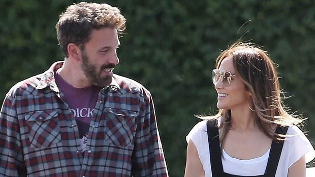Ben Affleck y Jennifer Lopez sonri&eacute;ndose / Gtres