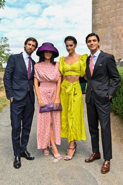 Mar&iacute;a Garc&iacute;a de Jaime y Marta Lozano con sus parejas en una boda / Gtres