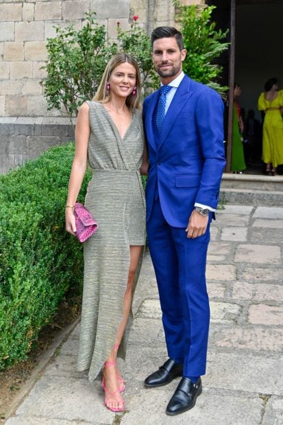 Natalia Coll y su pareja en la boda de Luc&iacute;a Pombo / Gtres