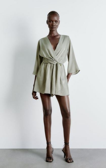 El precioso mono satinado color kaki de Zara para las noches que nunca acaban