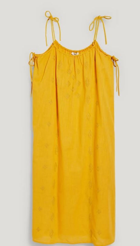 El vestido fluido y amarillo de C&A con un 50% de descuento para ir fresquita en verano