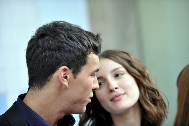 Mario Casas y Mar&iacute;a Valverde mir&aacute;ndose / Gtres