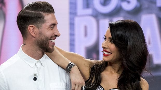 Sergio Ramos y Pilar Rubio sonri&eacute;ndose / Gtres